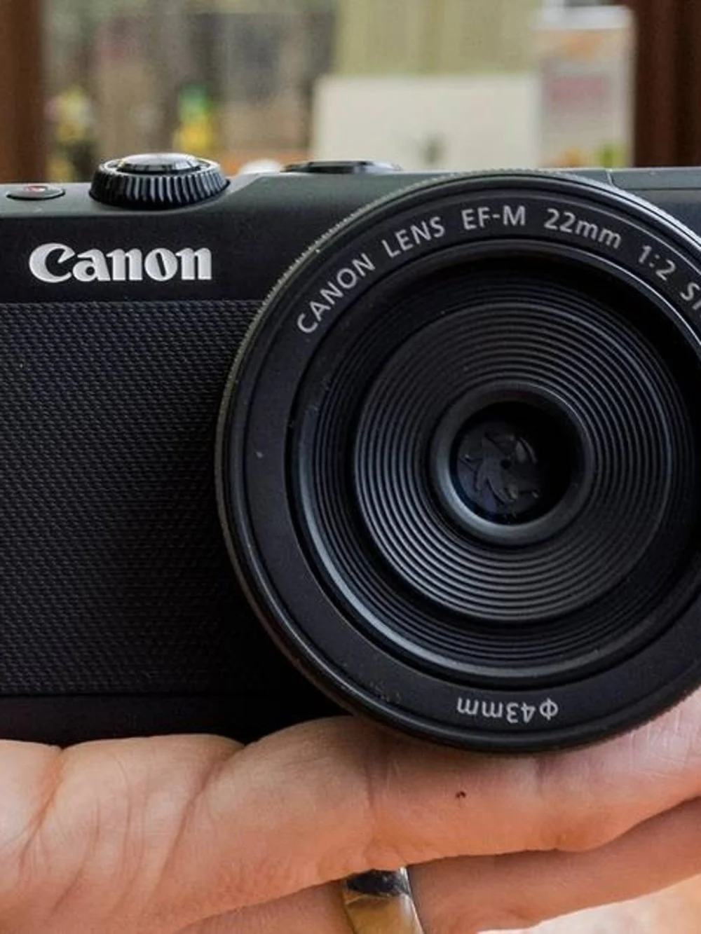 Canon black mirrorless